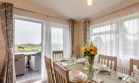 4 Bed in Bentham 3
