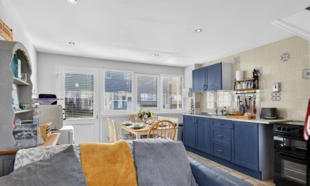2 Bed in Freshwater East 7