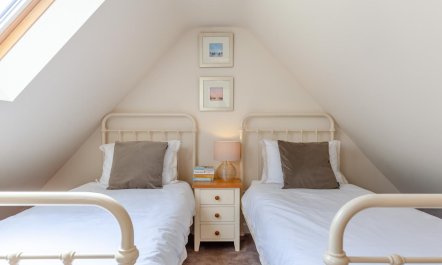 2 Bed in Coat 6