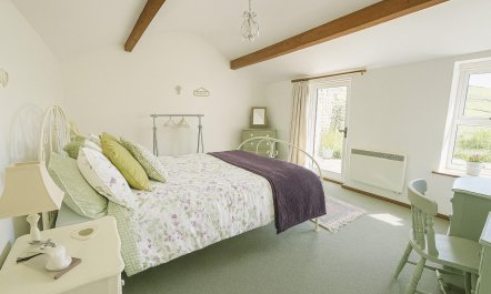 2 Bed in Low Row 8