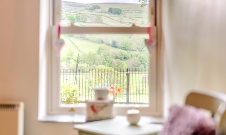 2 Bed in Low Row 4