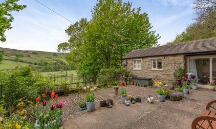 2 Bed in Low Row 7