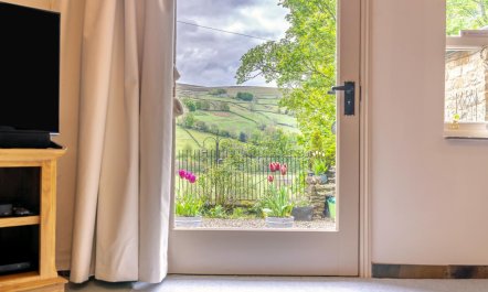 2 Bed in Low Row 8