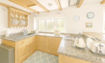 2 Bed in Low Row 4
