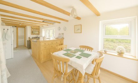 2 Bed in Low Row 3