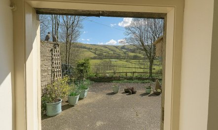 2 Bed in Low Row 9