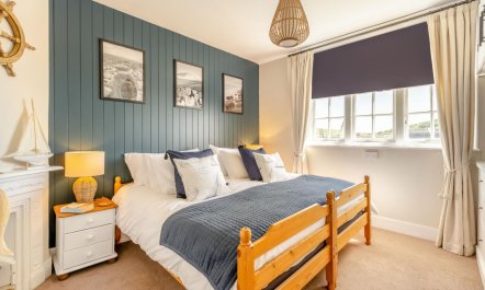 1 Bed in West Bay 7