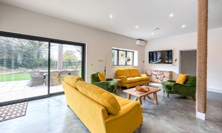 4 Bed in Acton 1