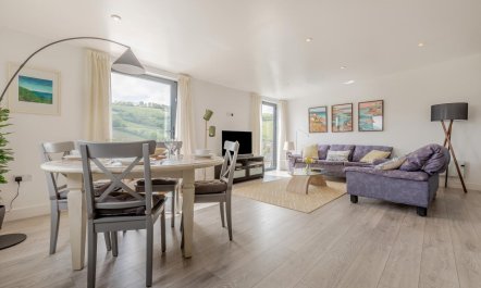 2 Bed in Dartmouth 1