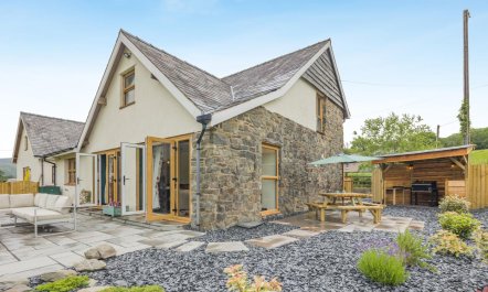 4 Bed in Cwmllinau