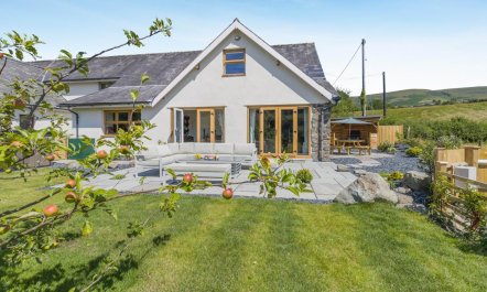 4 Bed in Cwmllinau