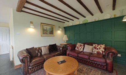 4 Bed in Cwmllinau