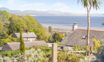 5 Bed in Llanbedrog 1