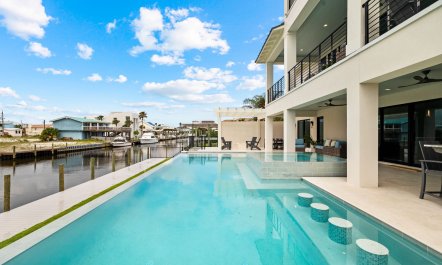Sunshine Gateway Abode