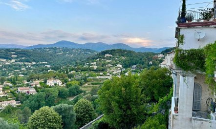 The Proven&ccedil;al Charm 1