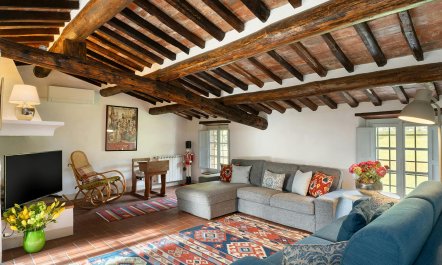 Elegant Tuscan Courtyard 7