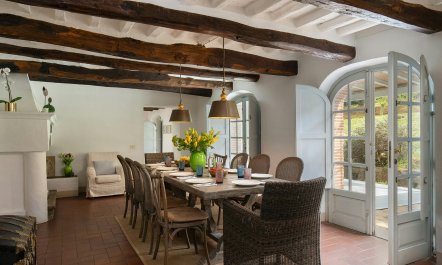 Elegant Tuscan Courtyard 9