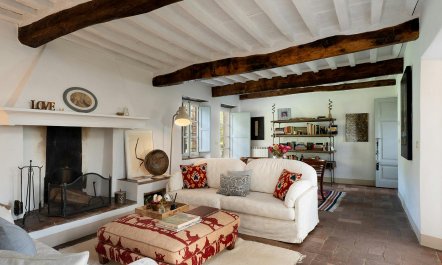 Elegant Tuscan Courtyard 5