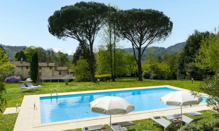 Elegant Tuscan Courtyard 3