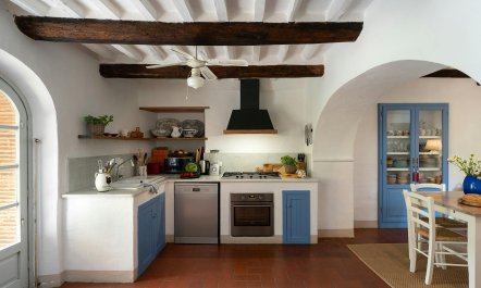 Elegant Tuscan Courtyard 8