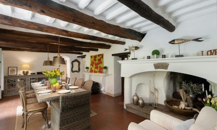 Elegant Tuscan Courtyard 4