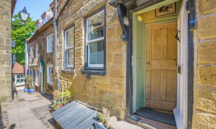 2 Bed in Robin Hoods Bay 6