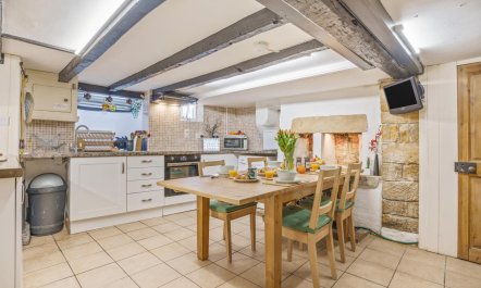 2 Bed in Robin Hoods Bay 1