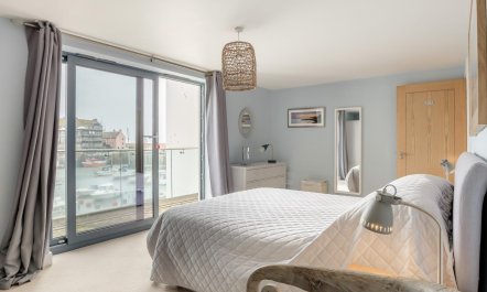 3 Bed in West Bay 6