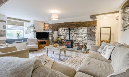 4 Bed in Llanfihangel Y Pennant