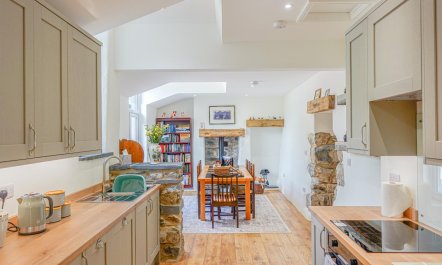4 Bed in Llanfihangel Y Pennant