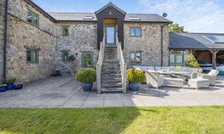 6 Bed in Llansantffraid 1