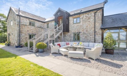 6 Bed in Llansantffraid 2