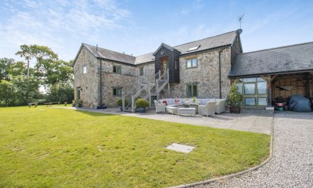 6 Bed in Llansantffraid