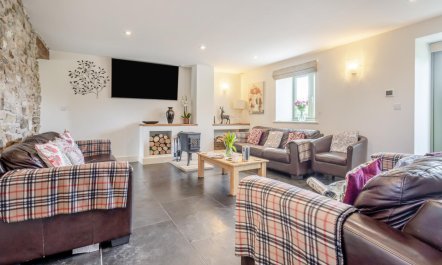 6 Bed in Llansantffraid 6