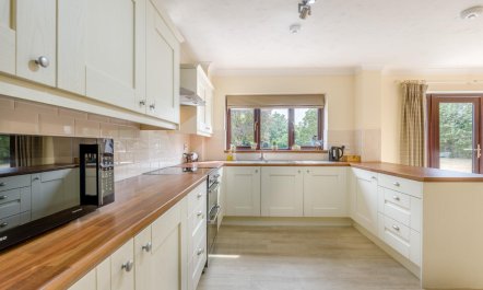 4 Bed in Postwick 8