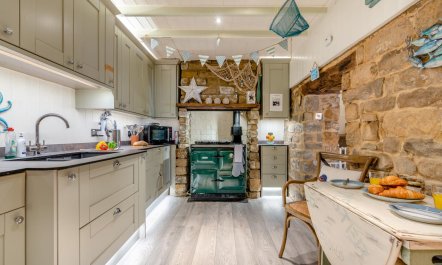 3 Bed in Robin Hoods Bay, Whitby 1