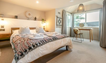 2 Bed in Tregurrian, Watergate Bay 4
