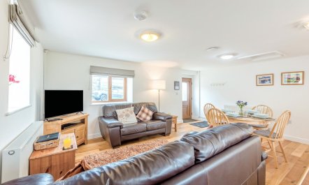 2 Bed in Rhoslefain 3