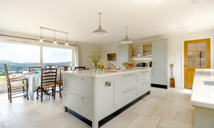 4 Bed in Banks Head 2