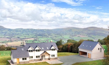4 Bed in Banks Head