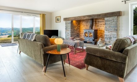 4 Bed in Banks Head 1