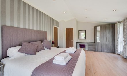1 Bed in Three Holes 3