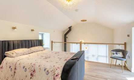 1 Bed in Low Row 4