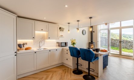 1 Bed in Low Row 3