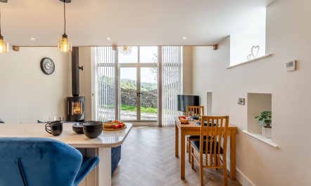 1 Bed in Low Row 6