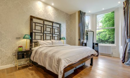 London Charm 7