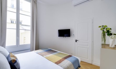 Le Marais Courtyard 8