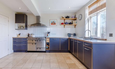 8 Bed in Kington 8