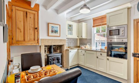 1 Bed in Robin Hoods Bay 2