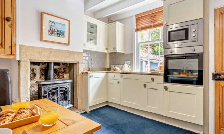 1 Bed in Robin Hoods Bay 5